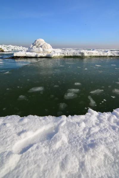 Costa congelada do oceano de gelo - Inverno polar — Fotografia de Stock