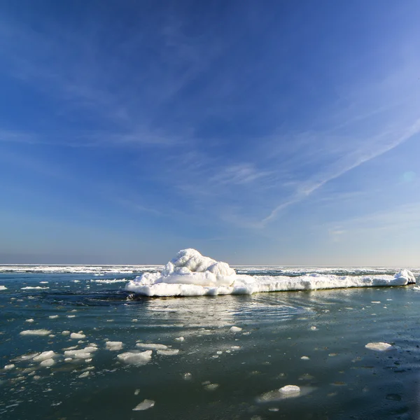 Glace gelée côte océanique - hiver polaire — Photo