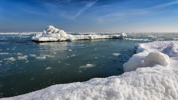 Mrożone lodu na wybrzeżu Oceanu - polarne zimy — Zdjęcie stockowe