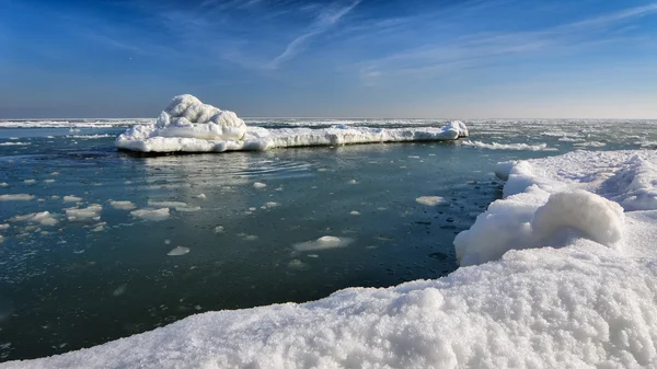 Costa congelada do oceano de gelo - Inverno polar — Fotografia de Stock