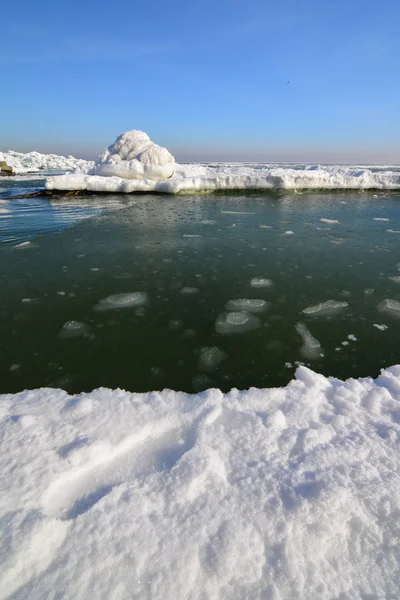 Mrożone lodu na wybrzeżu Oceanu - polarne zimy — Zdjęcie stockowe