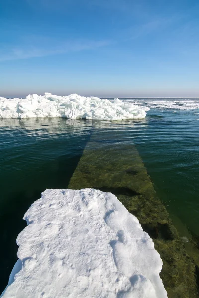 Costa congelada do oceano de gelo - Inverno polar — Fotografia de Stock