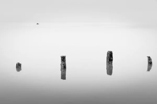 Postes en el agua - concepto de silencio — Foto de Stock
