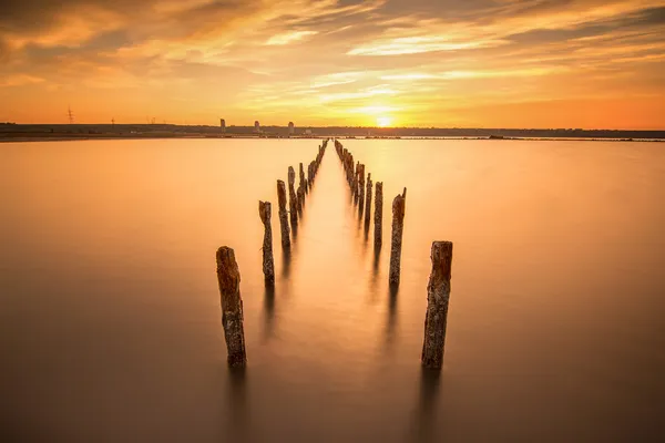 Polen in het water - op zonsondergang wolken en Oceaan — Stockfoto