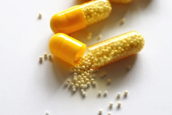Yellow pills (capsules) — Stock Photo, Image
