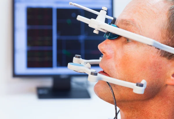 Doctor controlling man the position of mandible in medicalcenter — Stock Photo, Image