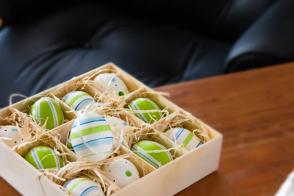 Boîte avec oeufs de Pâques — Photo