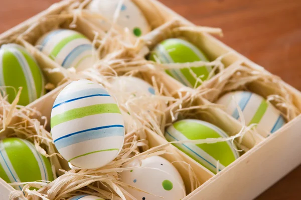 Boîte avec oeufs de Pâques — Photo