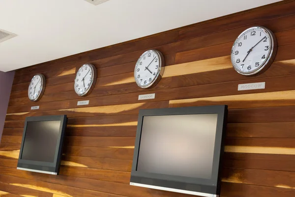 Business-Interieurs bewaldete Wand mit Flachbildschirm oder LCD-Bildschirm — Stockfoto