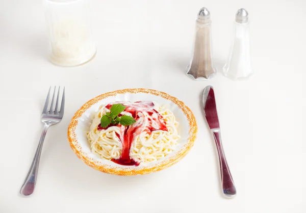 Gelato agli spaghetti alla vaniglia con piatti di zucchero e cacao Fotografia Stock