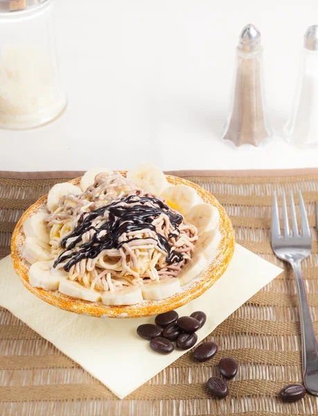 Helado de espaguetis de vainilla con platos de azúcar y crema de cacao Imagen De Stock