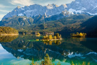 Alp Almanya 'da dağları ve dağ tepeleri olan güzel göl manzarası.