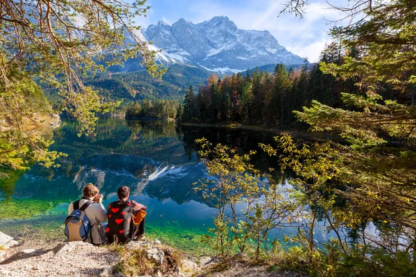 Typical Landscape Picture Alps Lake Young Couple Foreground — Stockfoto