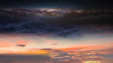 dramatik turuncu gün batımı bulutlu koyu mavi yıldızlı gökyüzü pembe kabarık bulutlu Samanyolu yansıması deniz suyu dalgası