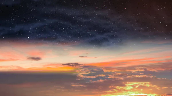 劇的なオレンジ色の夕日曇り濃い青の星空ピンクのふわふわ雲空ミルキーウェイ反射海の波 — ストック写真