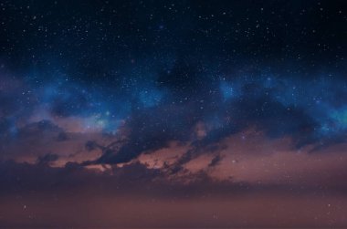 Yıldızlı gece mavi gökyüzü nebulası pembe günbatımında Aurora borealis samanyolu dramatik bulutlar kozmik uzay hava tahmini mavi ışık takımyıldızı arka planı 