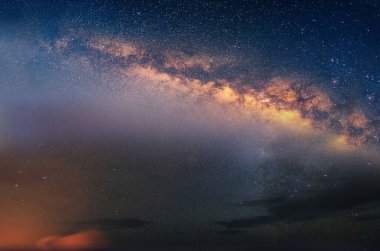 Yıldızlı gece mavi gökyüzü nebulası pembe günbatımında Aurora borealis samanyolu dramatik bulutlar kozmik uzay hava tahmini mavi ışık takımyıldızı arka planı 