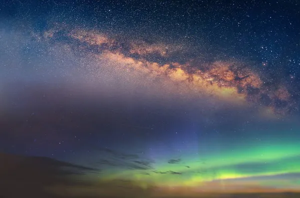 Sternenklare Nacht Blauer Himmel Nebel Auf Rosa Sonnenuntergang Aurora Borealis — Stockfoto