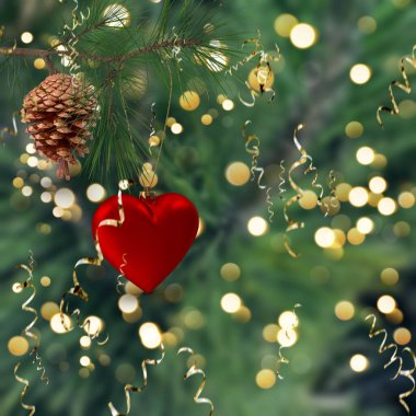 Noel yeşili arka planda, ağaç dallarında altın kalpli top ve altın renkli şenlikli şenlik arka planında tebrik kartı şablonu afişi.