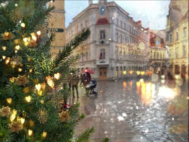 Noel ağacı, Estonya 'da Tallinn' de eski bir tatilde ellerinde şemsiyelerle gezen yağmurlu hava koşullarında sokak süslerini bulanıklaştırdı. 