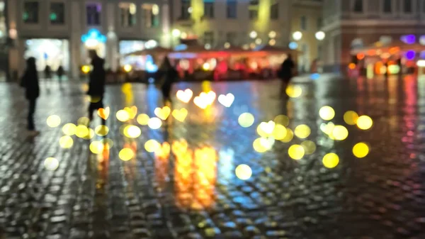 Akşam Yağmurlu Sokaklar Bulanık Vitrinleri Islak Kaldırımlara Yansıyor Şemsiyelerle Yürüyen — Stok fotoğraf