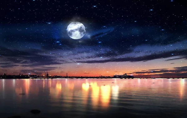 Noche Ciudad Luz Reflexión Sobre Agua Mar Luna Grande Brillante — Foto de Stock