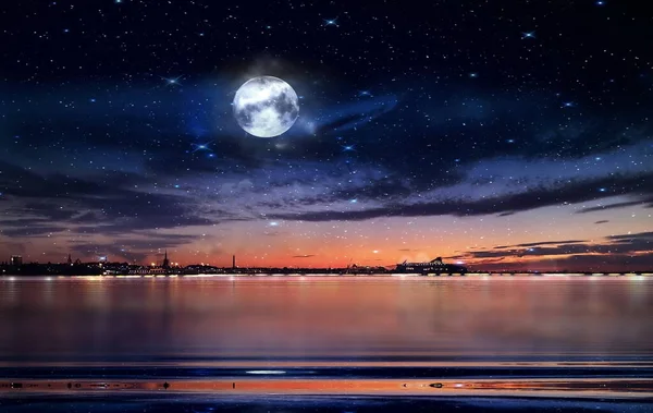 満月の夜に海のクルーズボートで水平線タリン旧市街光の反射水波の反射深い青色のスカイラインの大きな星 — ストック写真