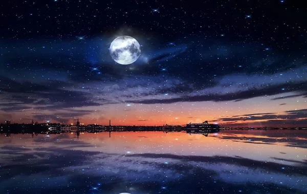 大きな月の星の夜で海のクルーズボートで水平線タリン旧市街光の反射水波の反射深い青のスカイラインの大きな星 — ストック写真