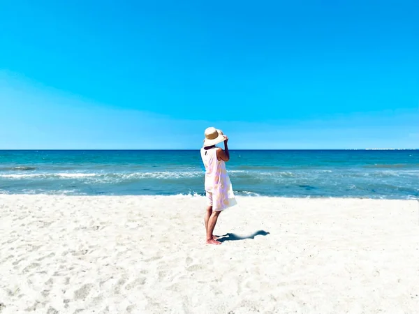 Donne Vestito Estivo Cappello Fiori Gialli Sulla Spiaggia Guardare Mare — Foto Stock