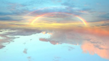 pembe mavi gökkuşağı pofuduk bulutlu gün batımı gökyüzü gökyüzü gökyüzü doğa manzarası pastel renk şablonu 