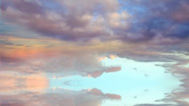 Fırtınadan sonra pembe mavi kabarık tüylü dramatik pastel bulutlu gökyüzü günbatımı gökyüzü gökyüzü gökyüzü doğa manzarası pastel arka plan şablonu 