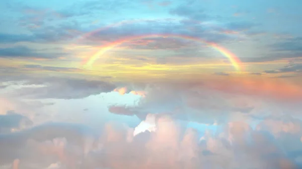 Rosa Blau Gelb Regenbogen Flauschig Bewölkt Himmel Sonnenuntergang Skyline Natur — Stockfoto