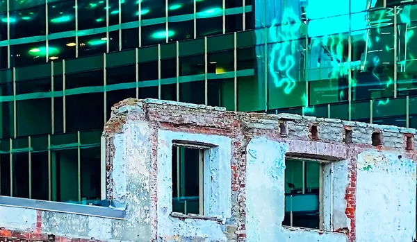 Edificio Moderno Con Grandes Ventanales Cristal Verde Fachada Antiguo Edificio —  Fotos de Stock