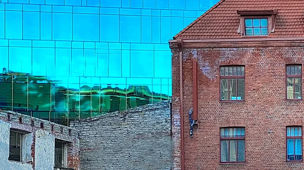 Modernes Gebäude Mit Grünem Glas Große Fenster Der Fassade Und — Stockfoto