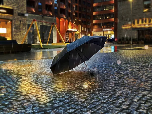 Svart Paraply Våt Trottoar Regn Kväll Stad Suddig Ljus Modern — Stockfoto