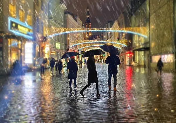 Parapluies Noirs Sous Pluie Sur Cheminée Soir Décoration Noël Lumière — Photo