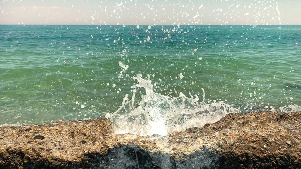 Mediterrán Tenger Zöld Hullám Vízhullám Fröccsenő Strandon Természet Tájkép — Stock Fotó