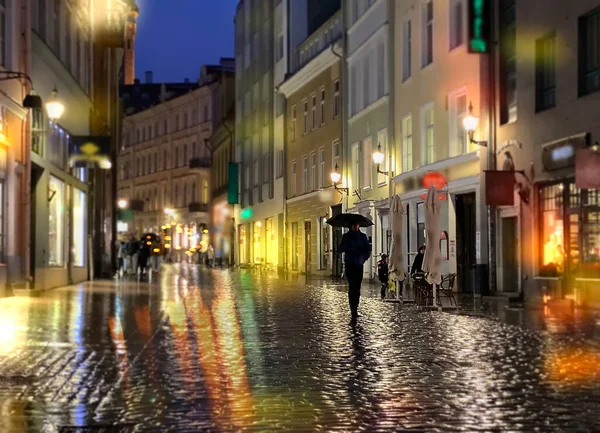 Silhouette Des Gens Avec Parasol Promenade Sur Rue Soir Lumière — Photo