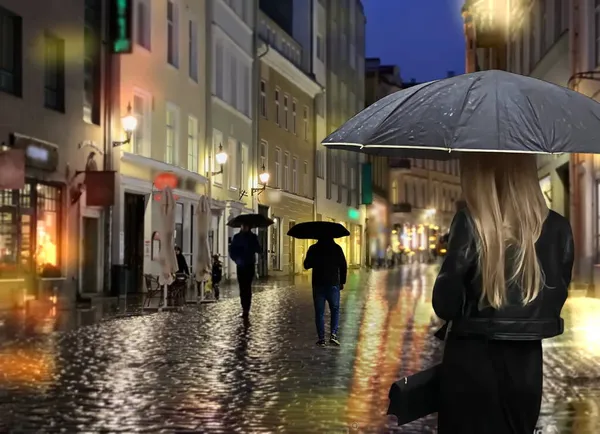 Personnes Silhouette Avec Parasol Promenade Sur Rue Soir Gouttes Pluvieuses — Photo