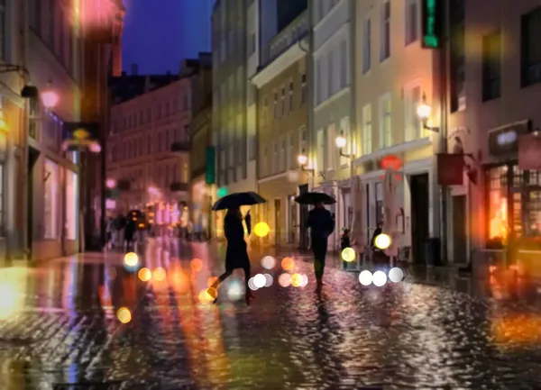 雨の夜からの窓の上に傘の雨滴の女の子雨の通りの夜からの眺め人々は傘で歩く夜の光の反射ネオン舗装にぼやけて — ストック写真