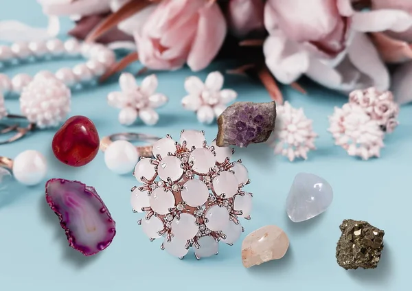 Edelstein Opal Und Weiße Perle Schmuck Mit Blumen Auf Pastellblauem — Stockfoto