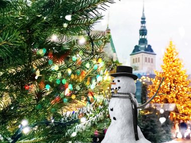 Yılbaşı ağacı dalındaki karlı adam, Tallinn Estonya 'da yeni yılı kutlayan kasaba meydanında karlı şenlikli bokeh ışığı yaktı.