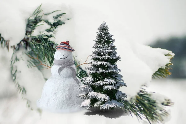 Рождественские Снеговик Зеленая Елка Снежном Белом Фоне Праздник Желает Шаблон — стоковое фото