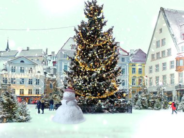  Tallinn Estonya 'da belediye binası meydanında kardan adam Noel ağacı aydınlandı. Kar taneleri ışık saçtı. 