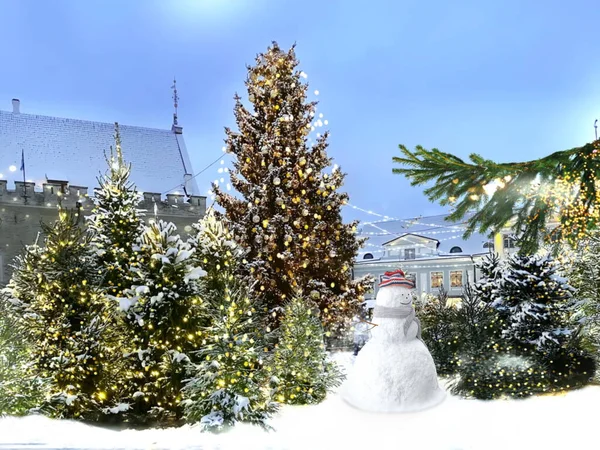 Новогодняя Елка Освещается Снежинками Праздничный Боке Легкий Снеговик Ратушной Площади — стоковое фото