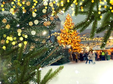   Yeşil ağaçta altın top Karlı ortaçağ evleri sokak lambası bulanık çelenk kar taneleri ortaçağ manzarası şehir kış gezisi Estonya Tallinn eski kasaba meydanı pazar yerine 