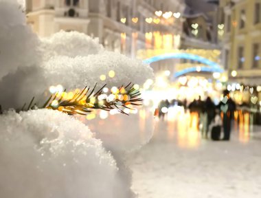 Karlı Noel şehri Bokeh akşam ışığını bulanıklaştırdı insanlar kışın Tallinn eski kasabasında yürüyor