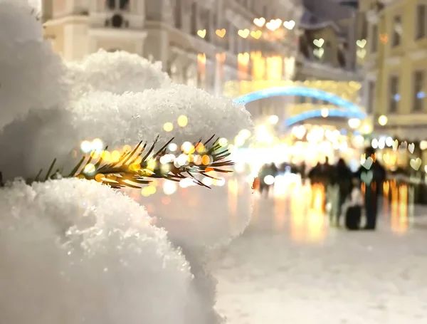 Karlı Noel şehri Bokeh akşam ışığını bulanıklaştırdı insanlar kışın Tallinn eski kasabasında yürüyor