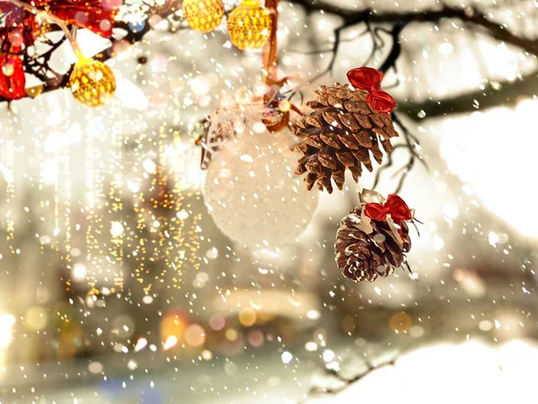 Árbol Navidad Rama Cono Nieve Hombre Bola Blanca Rojo Oro — Foto de Stock
