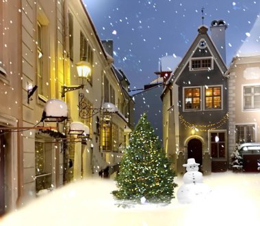 Karlı Noel ağacı ve kardan adam, Tallinn Estonya 'daki ortaçağ şehir meydanında kar tanelerini aydınlattı.